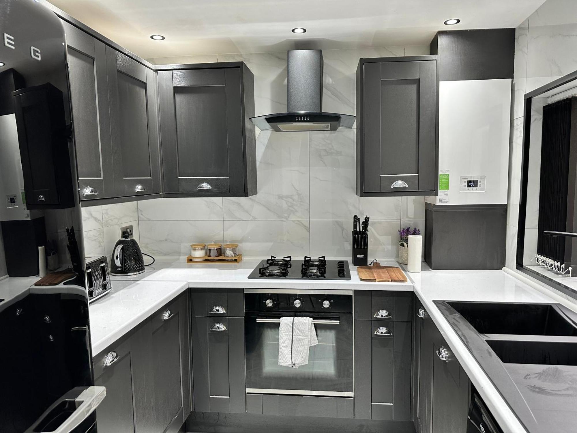 4 Bed 4 Bath House With Free Parking, 5 Mins To Lfc And 15 Mins To City Centre Ливерпуль Экстерьер фото