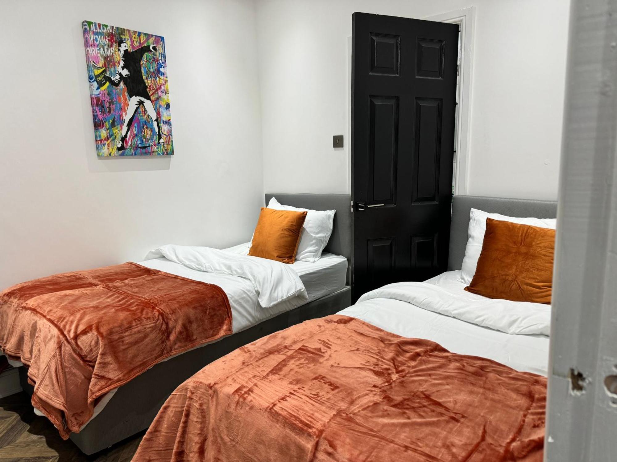 4 Bed 4 Bath House With Free Parking, 5 Mins To Lfc And 15 Mins To City Centre Ливерпуль Экстерьер фото