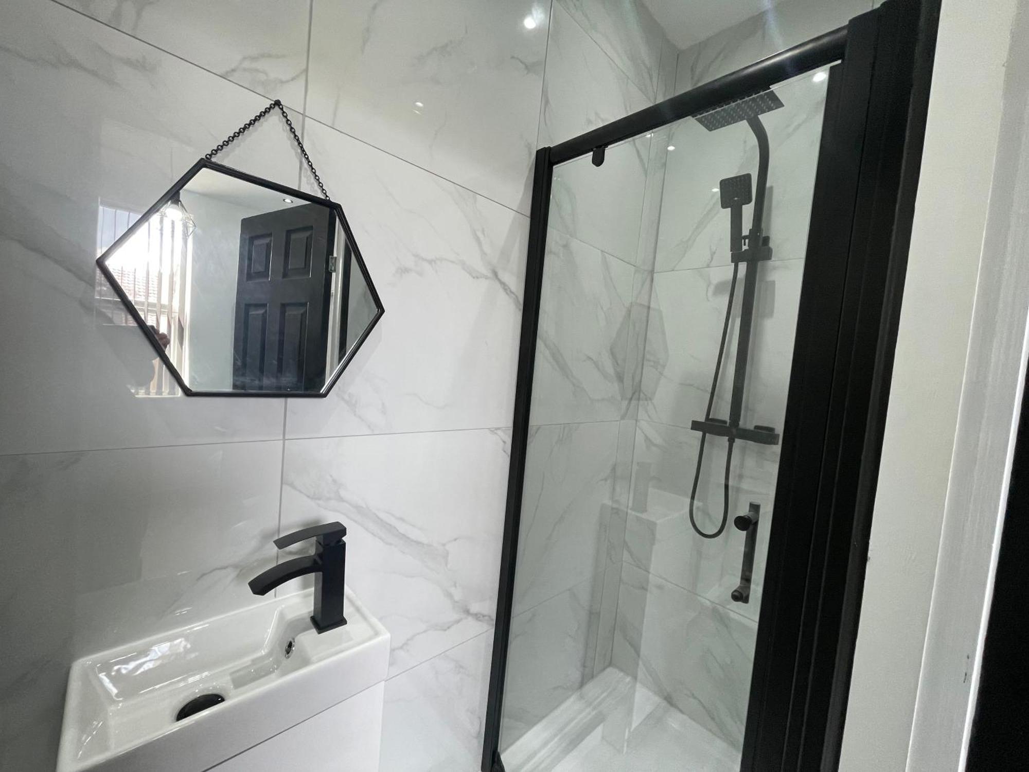 4 Bed 4 Bath House With Free Parking, 5 Mins To Lfc And 15 Mins To City Centre Ливерпуль Экстерьер фото